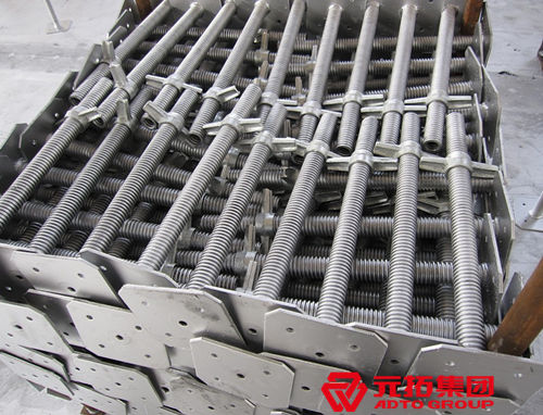 　　建筑絲桿用于工程施工、橋梁施工，和碗扣式腳手架、扣件式鋼管腳手架等配合使用。起到上頂、下托的作用。各地叫法不同，規(guī)范名稱應(yīng)為：可調(diào)底座、可調(diào)頂托。通俗名稱：絲桿、建筑絲桿、U型托、絲杠上節(jié)、絲杠下節(jié)、托撐、油托、頂托等等。四川可調(diào)絲桿規(guī)格有哪些呢？