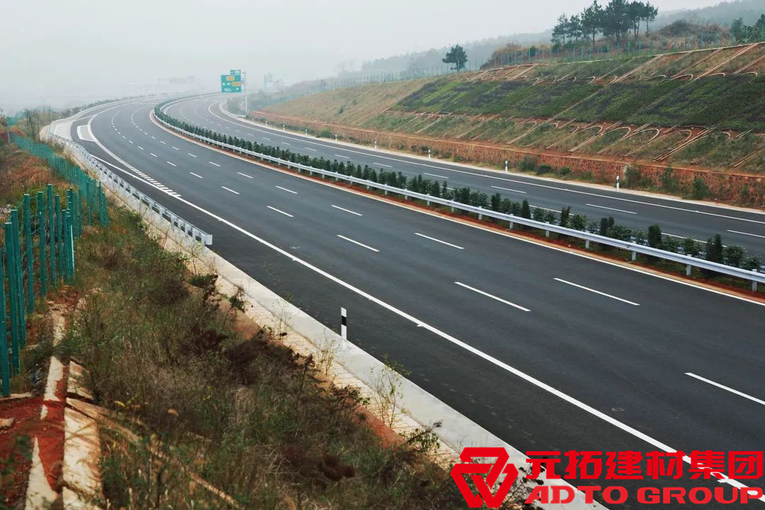 高速公路護(hù)欄用的是什么材料安的？