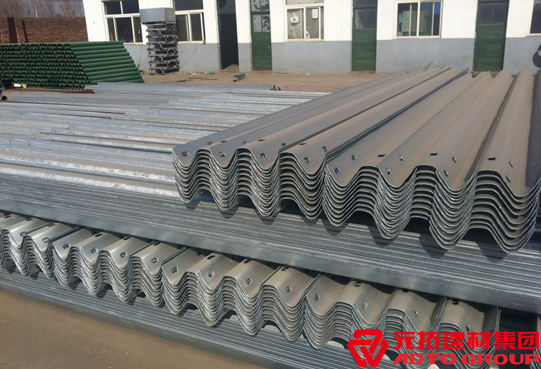 高速公路護欄板與鄉(xiāng)村公路護欄板價格上的差異