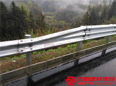 貴陽(yáng)高速公路護(hù)欄板在高速公路上起什么作用？