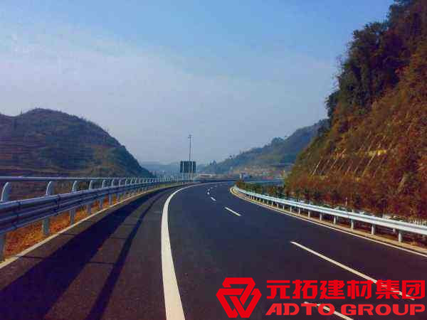 湖北波形護(hù)欄生產(chǎn)廠家哪家好？波形護(hù)欄多少一米？