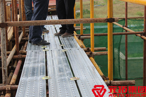 鋼跳板與竹跳板、鋼笆片性能對(duì)比