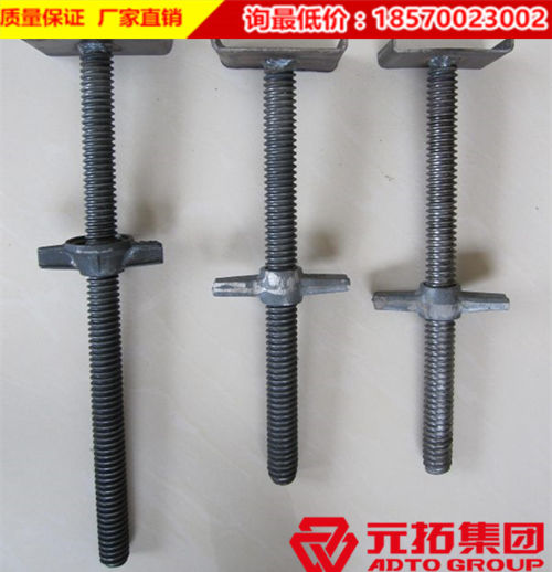 　　建筑絲桿用于工程施工，橋梁施工和腳手架配合使用。起到上頂，下托的作用。因而，根據(jù)作用不同，主要分為頂托和底座兩種。空心絲桿規(guī)格有34mm和38mm兩種，實心絲桿有30mm和32mm兩種。