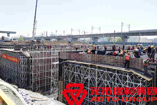 元拓建材集團(tuán)技術(shù)人員在施工現(xiàn)場(chǎng)指導(dǎo)