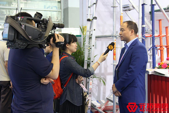 鳳凰衛(wèi)視就當(dāng)前中國(guó)外貿(mào)發(fā)展情況、中國(guó)建材對(duì)外貿(mào)易情況、元拓發(fā)展等議題采訪(fǎng)了董事長(zhǎng)游炎明