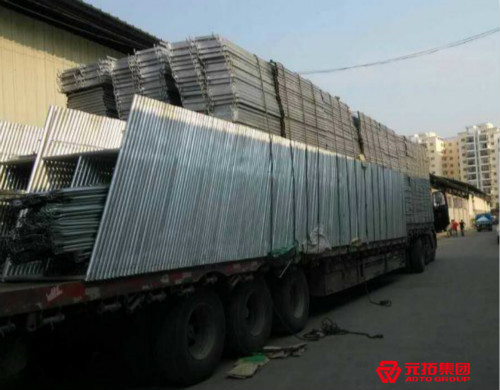  湖南高橋大市場現(xiàn)代商貿(mào)城采購的門式腳手架裝車圖片