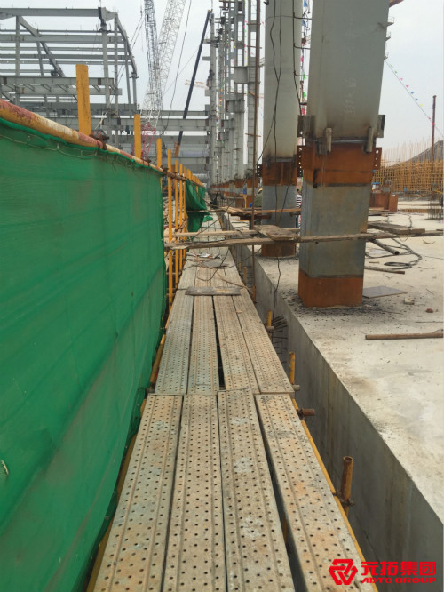 湖南長沙國際會展中心工程使用鍍鋅鋼跳板搭建圖